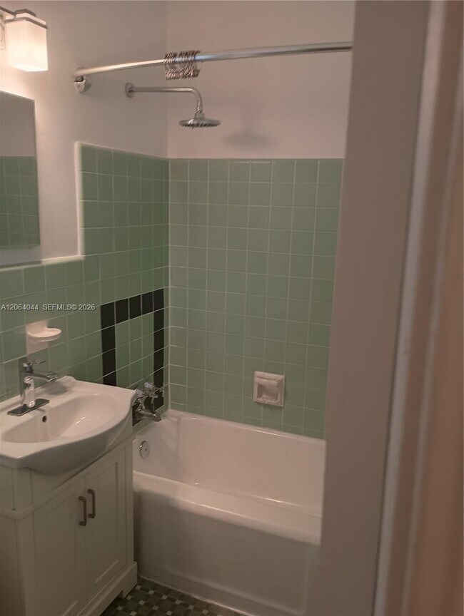 Building Photo - 545 74