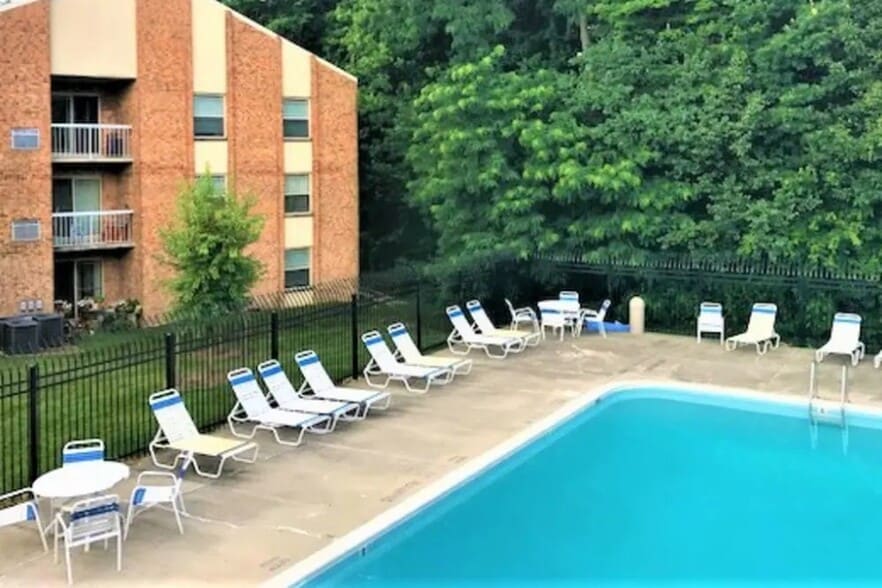 Swimming Pool & Sundeck - Creekside Village
