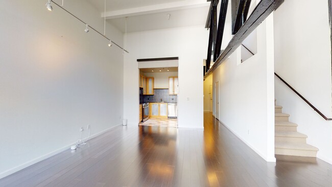 Building Photo - Amazing Oliver Loft in Emeryville!