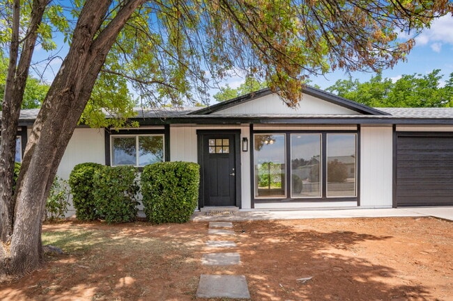 Building Photo - "Charming Newly Remodeled 4-Bed Oasis Touches in St. George – 1528 Sq Ft of Comfort!"