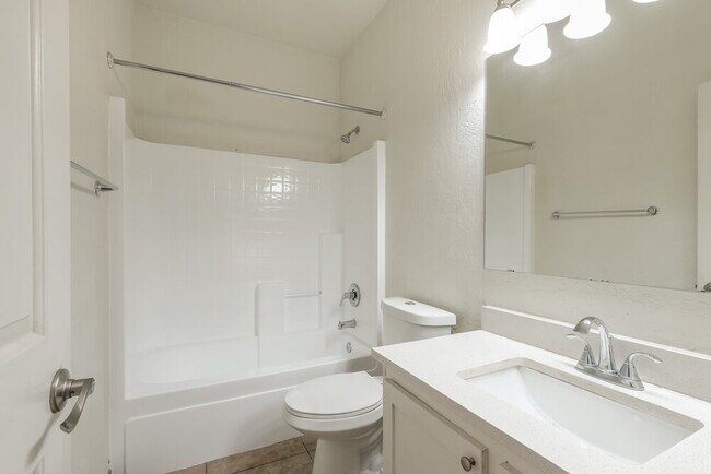 Building Photo - 3014 W Donner Dr