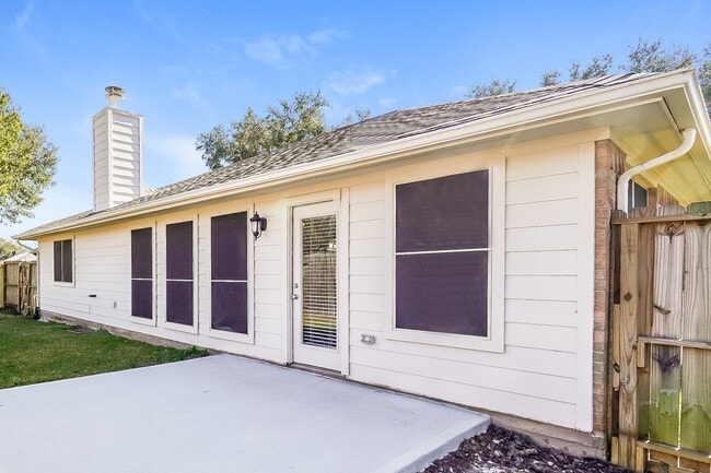 Building Photo - 6723 River Rd