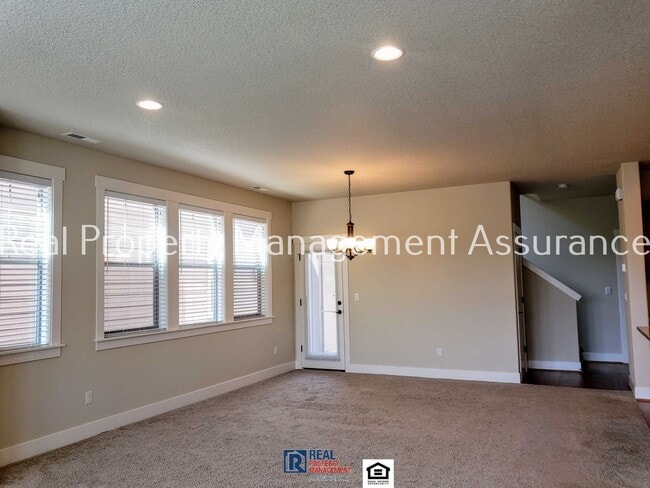 Building Photo - Charming 4 Bedroom!! Move In Ready!