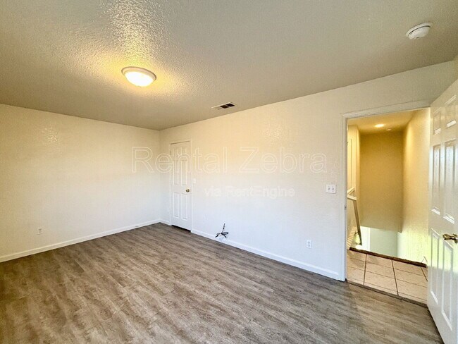 Building Photo - 936 W 13th St