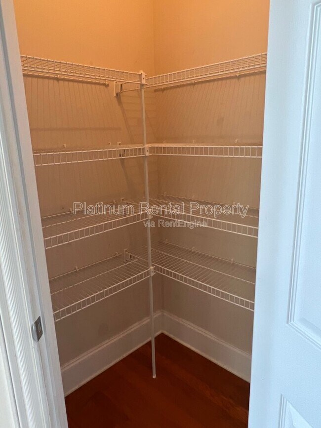 Building Photo - 5520 Viewpoint Ct