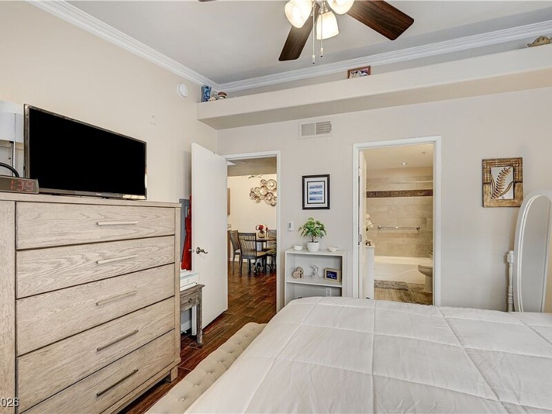 Building Photo - 950 Seven Hills Dr