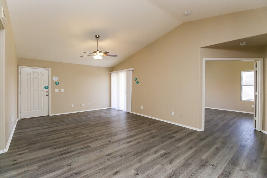 Building Photo - 12561 Desert Flower Rd