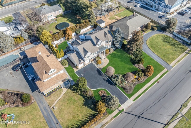 Building Photo - 215 Hollywood Ave