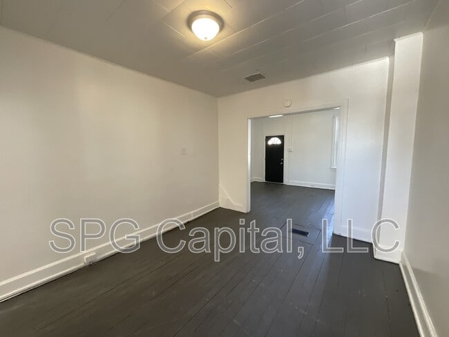 Building Photo - 360 S Pershing Ave