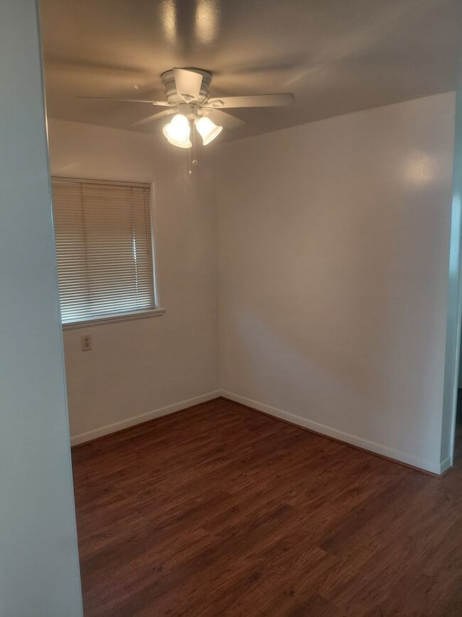 Building Photo - Charming Two Bedroom / One Bath Home! Very...