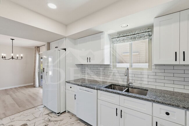 Building Photo - 10602 E Elmhurst Dr