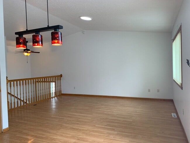 Building Photo - 3 Bedroom Twinhome