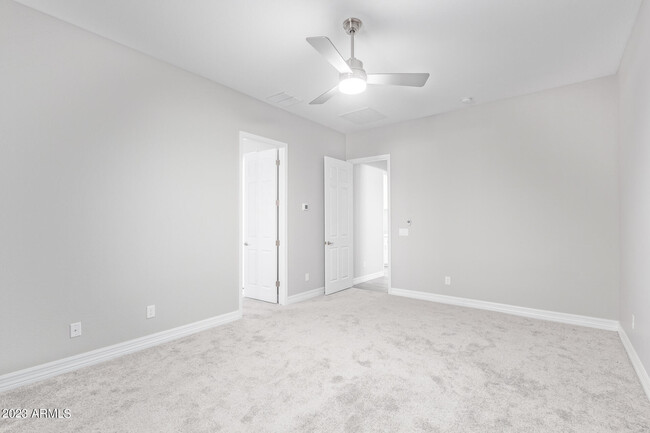 Building Photo - 18335 W Summerhaven Dr