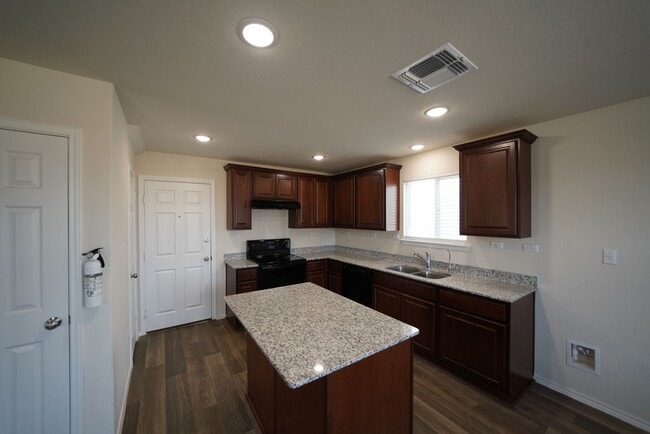 Building Photo - Beautiful home now available. Realtor Comm...