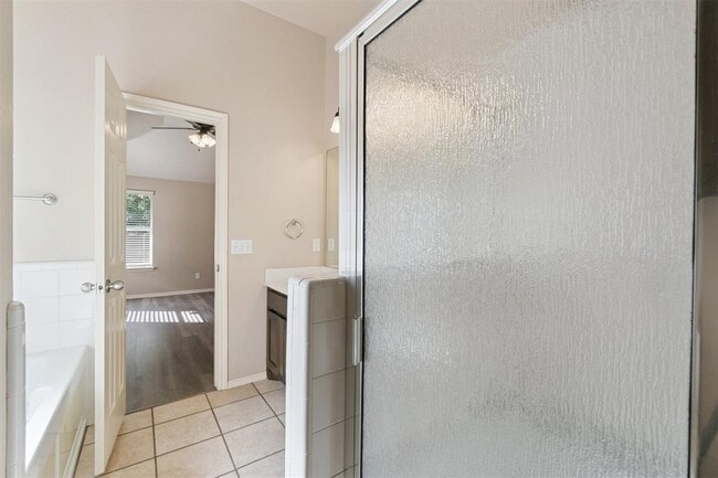 Building Photo - 16413 Village Green Dr