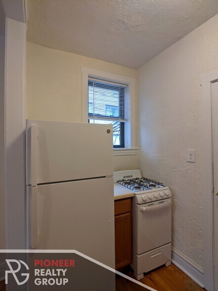 Building Photo - 630 W Cornelia Ave