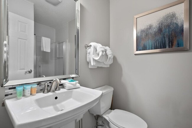 Building Photo - Modern Fully Furnished Home with Stunning ...