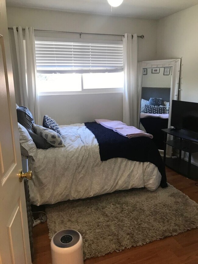 Building Photo - ~ Super Cute A Section House in Rohnert Pa...
