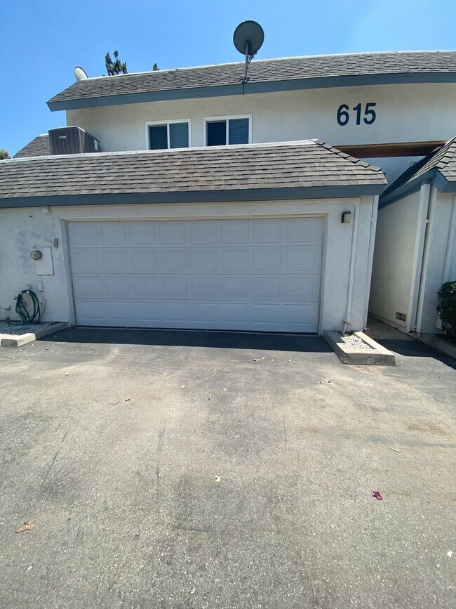 Building Photo - 3-Bedroom Townhome in Desirable Village Pa...