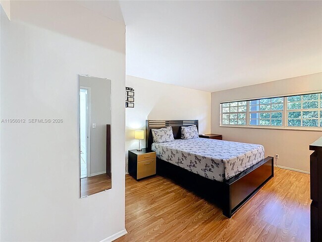 Building Photo - 605 Oaks Dr