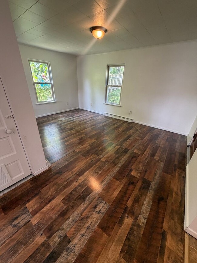 Building Photo - 4 bedroom with fenced-in yard in Washington