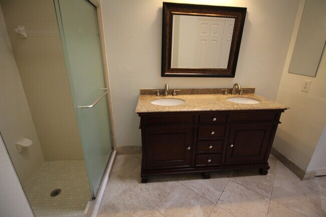 Building Photo - 404 Sabal Palm Ln