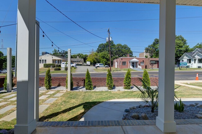 Building Photo - Pre-Leasing for the 26-27 School Year! - N...