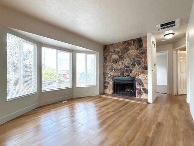 Building Photo - Awesome Split Entry with New Paint & Floor...