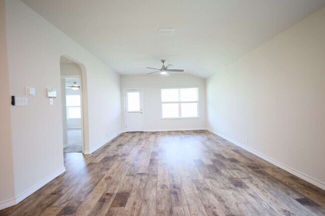 Building Photo - "Charming 4-Bed Sanctuary in San Antonio – 1702 Sq Ft of Comfortable Living!"