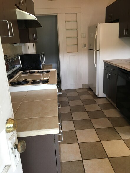 Kitchen - 3322 Parkview Ave