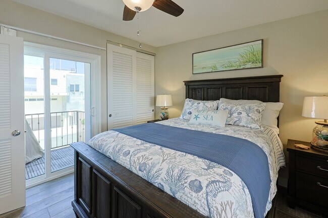 Building Photo - Spectacular 2 Bd/2Ba Glorietta Bay Condo.