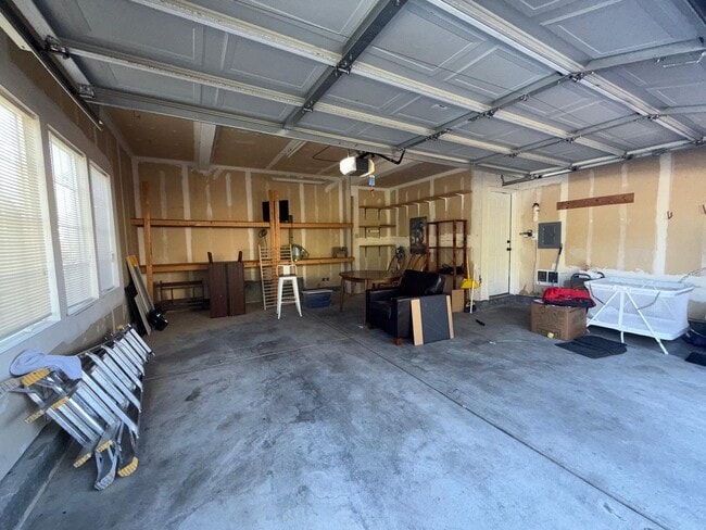 Building Photo - Spacious Tri-Level Home for Rent in Tooele...