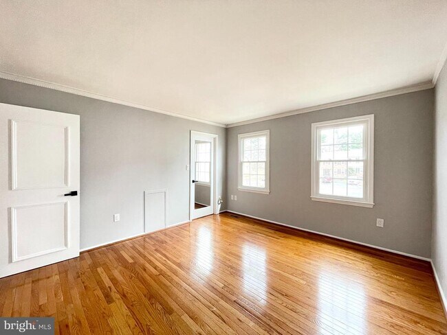 Building Photo - 27 Chantilly Ct