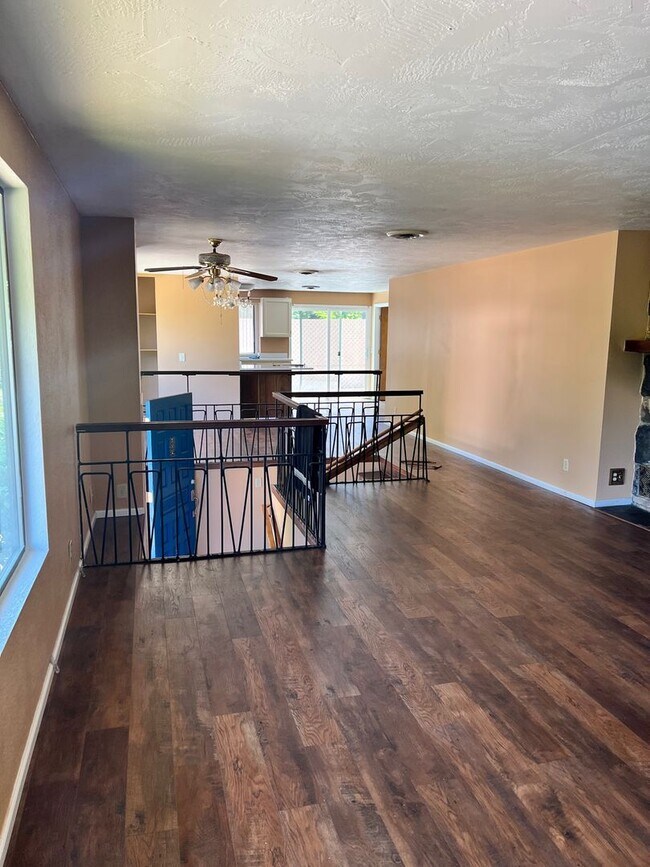 Building Photo - 3 Bed, 2 bath house located in Eugene