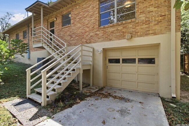 Building Photo - 207 Canyon Dr