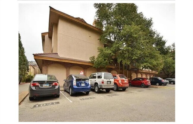 Building Photo - 806 W 24th St