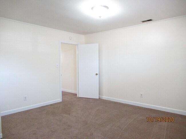 Building Photo - 326 W Hampton Ave