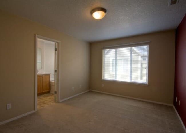 Building Photo - Corner 2 Bed 2.5 Bath Townhome - Garage and Washer/Dryer + Convenient to Nike, Intel and More!