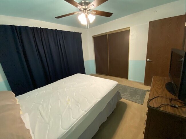 Building Photo - QUAINT, CUTE, 2BR CONDO; Covered Parking; ...