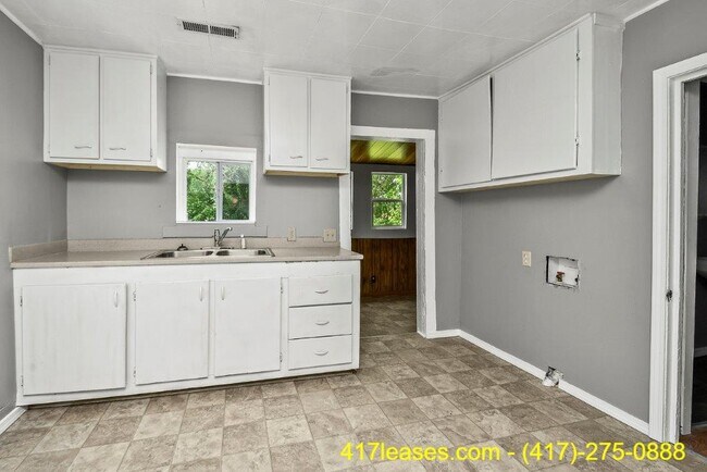 Building Photo - 2139 N Taylor Ave