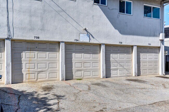Building Photo - Refreshed 1 Bed 1 Bath Apartment with Parking