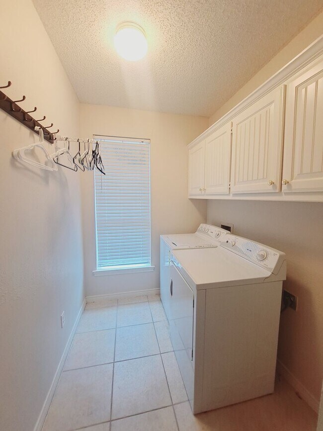 Building Photo - Beautiful 4/3/2 with Sparkling Pool!