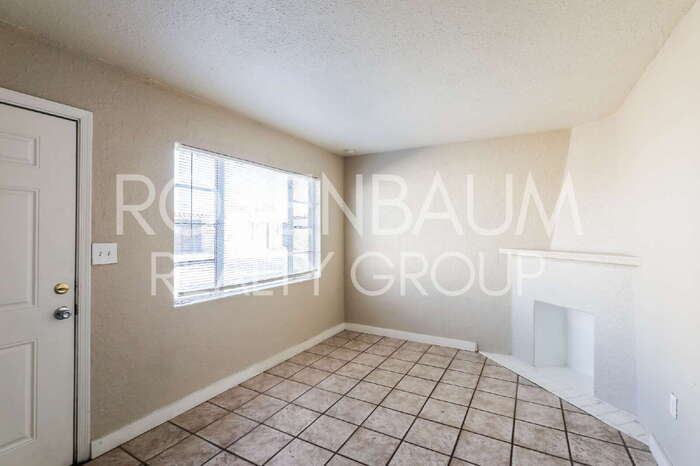 Building Photo - 302 W Flores St