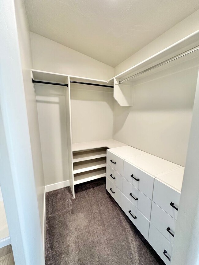 Building Photo - Beautiful Red Waters Home