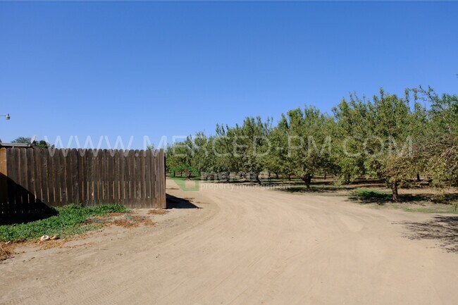 Building Photo - 15290 Sunset Dr