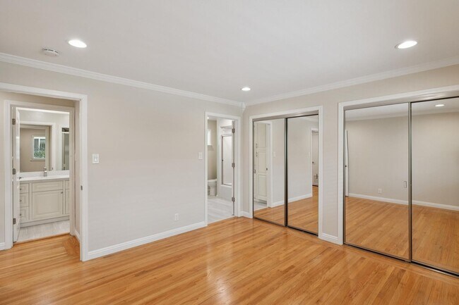 Building Photo - Luxury Apartment Available in gated Community downtown Palo Alto!