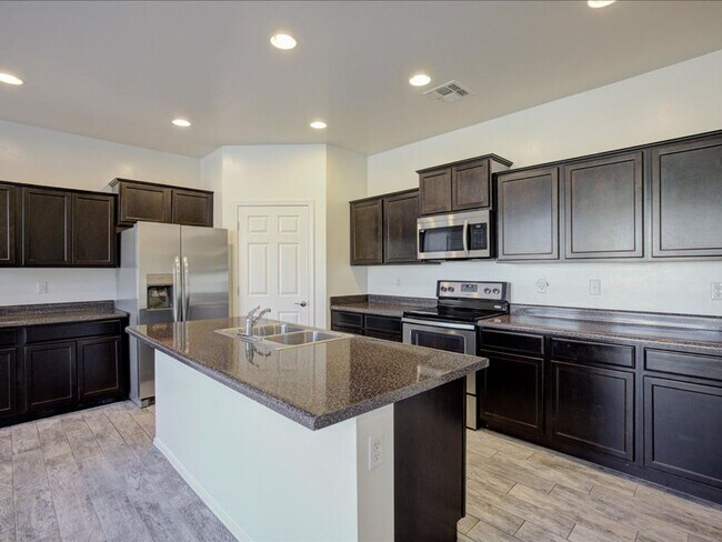 Building Photo - 4 Bedroom, 2.5 Bath COMMUNITY POOL!