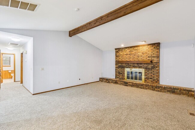 Building Photo - Welcome to this charming 3-bedroom, 2-bath...