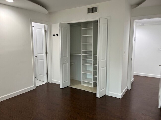 Building Photo - 1734 Foxhall Cir