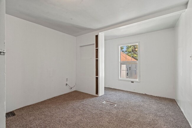 Building Photo - 5218.5 Elm St